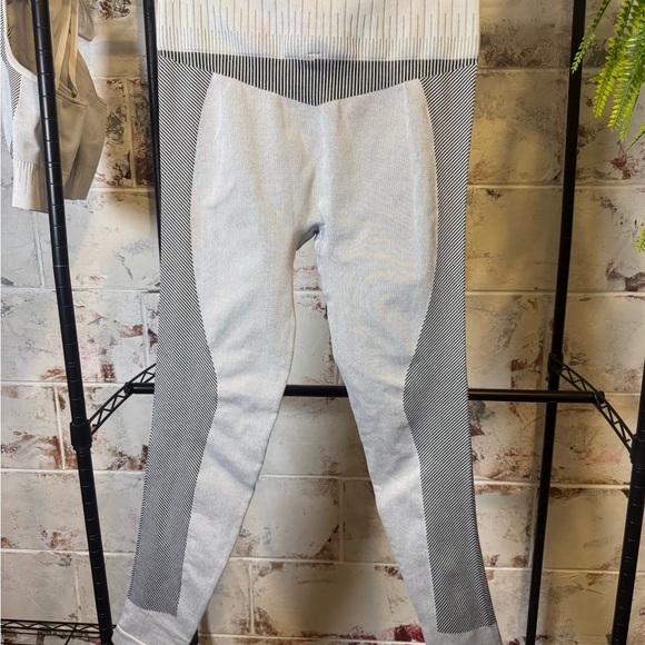 Stylish Gray Sports Bra and Leggings Set Sz L - Picture 6 of 13